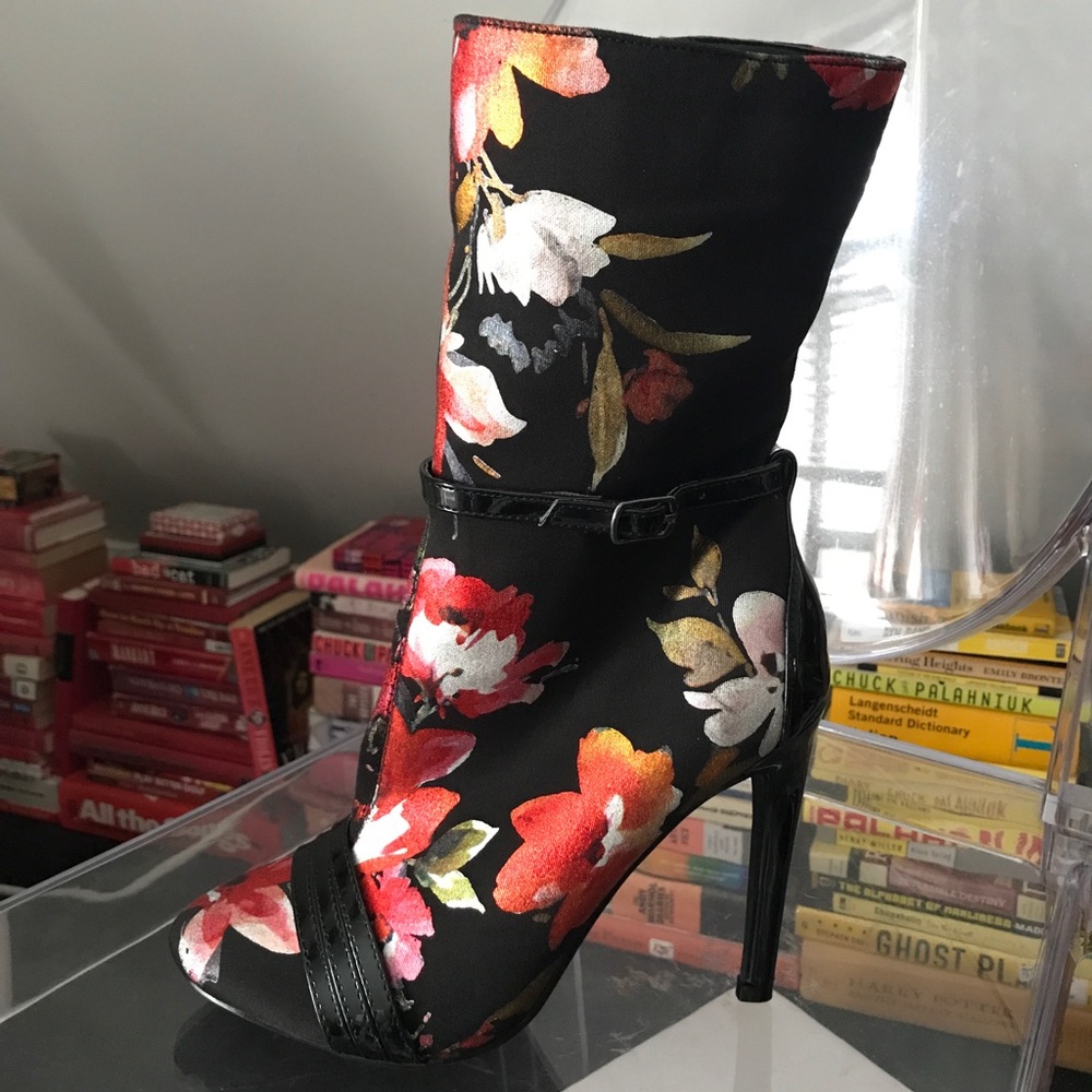 NIB Cape Robin booties